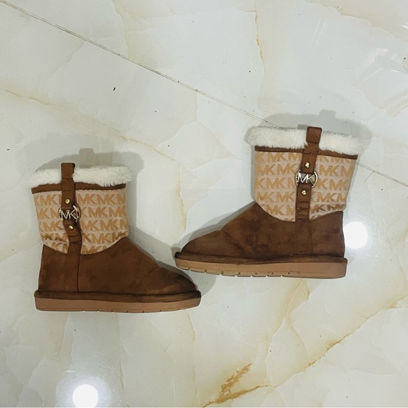 Michael Kors Girls Kids  Yancy Winter Boots Tan With White Fur MK Logo Size 10 - Picture 1 of 14